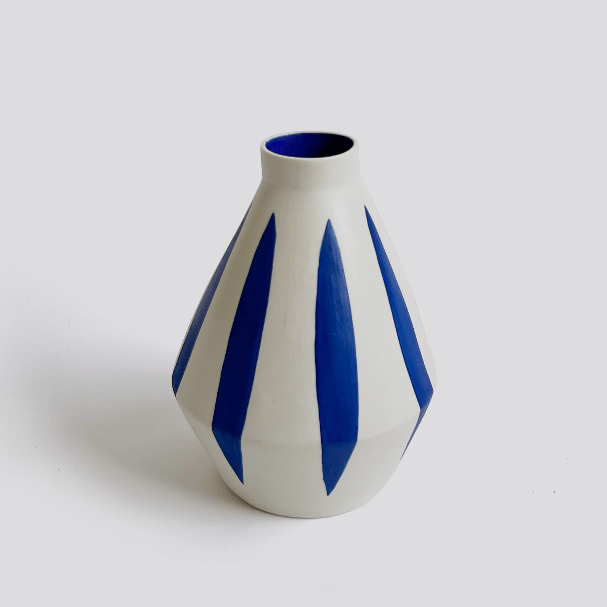 [SOPHIE ALDA] Porcelain And Blue Striped Diamond Vase